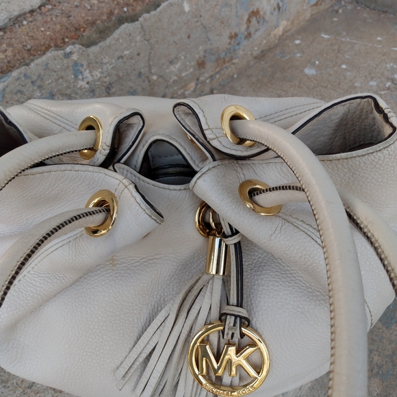 Michael Kors stone pebbled leather shoulder bag - Picture 6 of 14